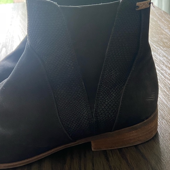 Roxy Black Ankle Boots with Brown Sole - Picture 4 of 7